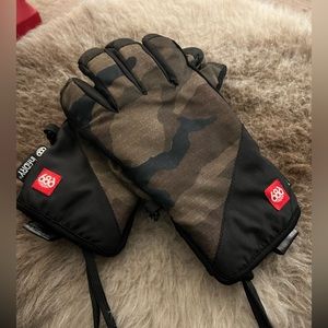 SnowBoarders!! Men’s dark camo 686 gloves! Used a couple times by my son. Size M